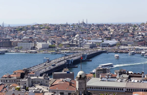 Istanbul, Türkei - 11. Mai 2015: Foto-Ansicht der Innenstadt und der Brücke über das Goldene Horn. — Stockfoto