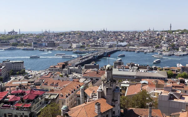Istanbul, Türkei - 11. Mai 2015: Blick auf die Stadt und die Brücke über das Goldene Horn. — Stockfoto