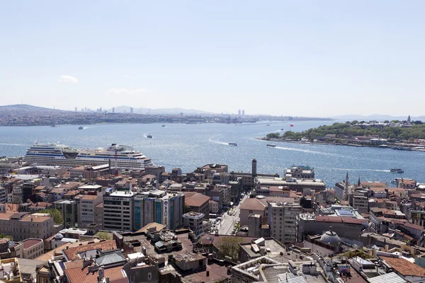 Istanbul, Türkei - 11. Mai 2015: Blick auf das Goldene Horn von der Aussichtsplattform des Galata-Turms — Stockfoto
