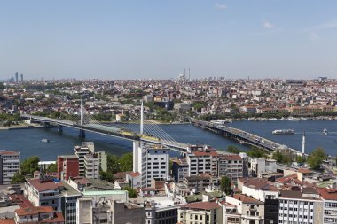 Türkiye. Istanbul. Şehir Merkezi ve Galata Kulesi Haliç köprüden görünümü.