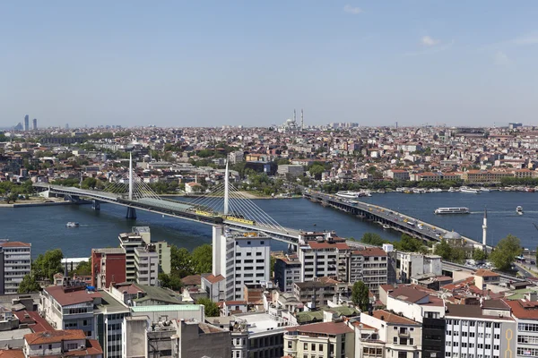Törökország. Isztambul. A városközpont és a híd, a Golden Horn, a Galata-torony. — Stock Fotó