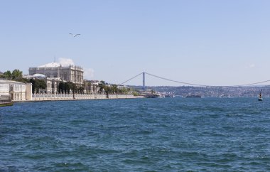 Dolmabahçe Sarayı, Boğaziçi Köprüsü ve Atatürk. Istanbul. Türkiye.