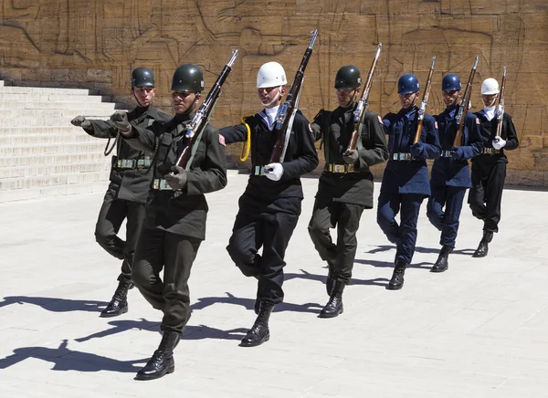 ANKARA, TURCHIA - 05 MAGGIO 2015: Foto di Cambio della guardia d'onore al mausoleo di Ataturk . — Foto Stock