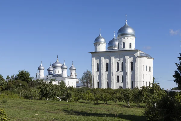 Juriew-Kloster. Kirche unseres Erlösers das Bild und die Kathedrale des Hl. Georges. welikij nowgorod — Stockfoto