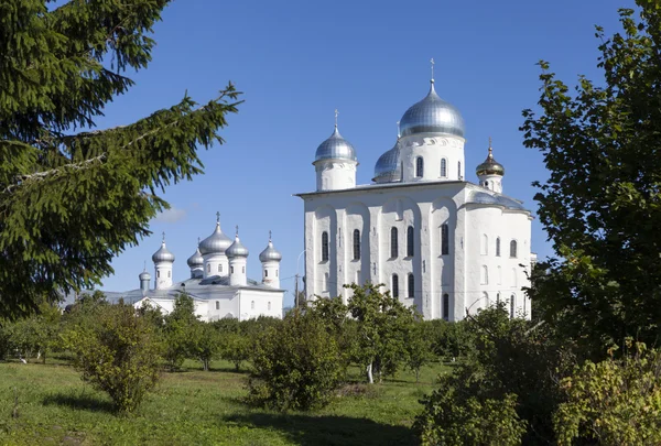 Juriew-Kloster. Kirche unseres Erlösers das Bild und die Kathedrale des Hl. Georges. welikij nowgorod — Stockfoto