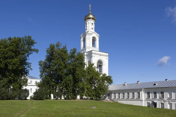 Belfry, Mosteiro de São Jorge. Velikiy Novgorod — Fotografia de Stock