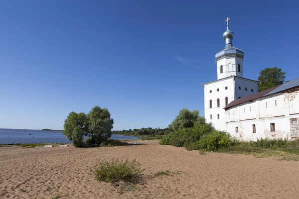 Michael's Tower (Church of the Archangel Michael), St. George Monastery. Velikiy Novgorod. — Stockfoto