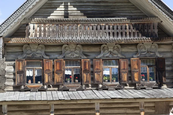 Cabanas de fachada. Museu de Arquitetura de Madeira "Vitoslavlitsy". Velikiy Novgorod . — Fotografia de Stock