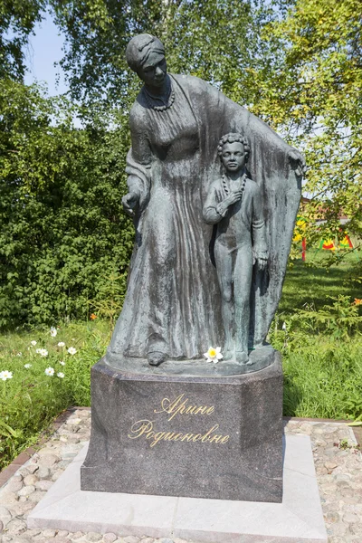 VOSKRESENSKOE, RÚSSIA - 08 de agosto de 2015: Foto O monumento a Pushkin e Arina Rodionovna . — Fotografia de Stock