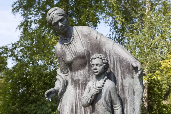 VOSKRESENSKOE, RUSSIA -  AUGUST 08, 2015: Photo of The monument to Pushkin and Arina Rodionovna. — Stock Fotó