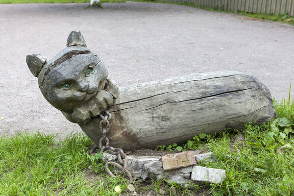 КОБРИНО, РОССИЯ - 08 АВГУСТА 2015: Фото кошачьего ученого. Деревянная скульптура
.