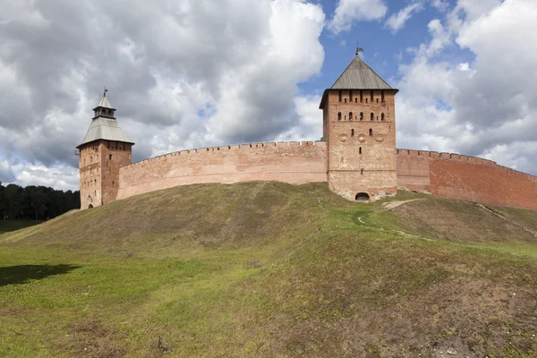 Kremlin de Novgorod. Palacio y Torre Spasskaya. Velikiy Novgorod . — Foto de Stock