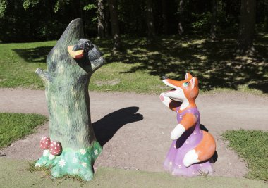 Sestroretsk, Rusya - 15 Ağustos 2015: Karga ve tilki fotoğrafı. Parkta 