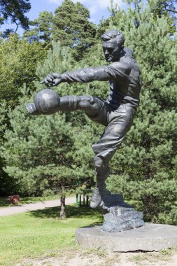 Sestroretsk, Rusya - 15 Ağustos 2015: Anıt fotoğraf futbol oyuncusu Vsevolod Bobrov.