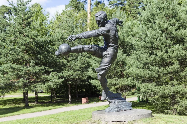 SESTRORETSK, RUSSIA -  AUGUST 15, 2015: Photo of Monument football player Vsevolod Bobrov. — Stock Photo, Image