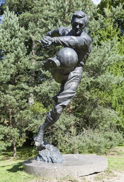 SESTRORETSK, RUSIA - 15 de agosto de 2015: Foto del futbolista Monumento Vsevolod Bobrov . — Foto de Stock