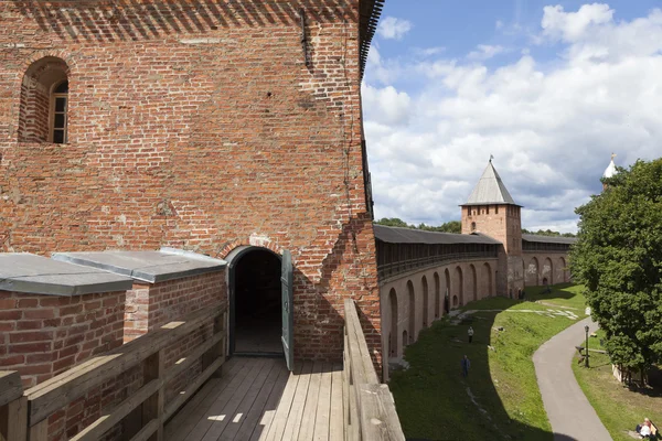 Avance en la batalla del Kremlin de Novgorod. Torres Detintsa: Spasskaya, reinado y Kokui. Velikiy Novgorod . —  Fotos de Stock