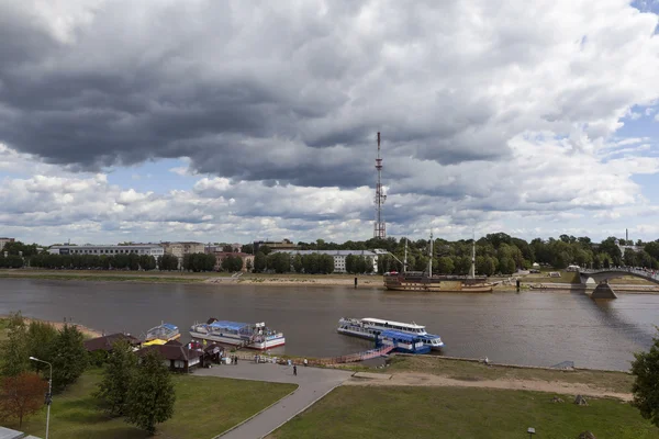 VELIKIY NOVGOROD, RÚSSIA - 08 de agosto de 2015: Foto de Vista de Volkhov Veliky Novgorod, e de uma altura . — Fotografia de Stock