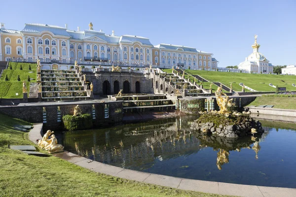 PETERHOF, RUSSIE - 22 AOÛT 2015 : Vue de la fontaine "Samson", de la Grande Cascade et du Grand Palais . — Photo