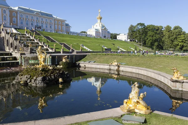 PETERHOF, RUSSIA -  AUGUST 22, 2015: Photo of View of the fountain "Samson", Grand Cascade and the Grand Palace. — Stock Photo, Image