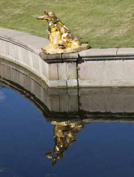 PETERHOF, RUSIA - 22 de agosto de 2015: Foto del grupo escultórico "Naiad con Tritón ." — Foto de Stock