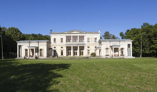 Palacio de Leuchtenberg. Parque "Sergievka". Peterhof. Rusia . —  Fotos de Stock