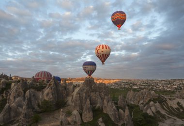 Avanos, Türkiye - 06 Mayıs 2015: Fotoğraf Cappadocia üzerinden balon.