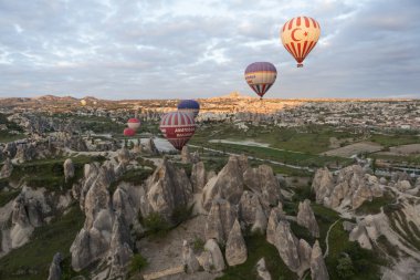 Avanos, Türkiye - 06 Mayıs 2015: Fotoğraf Cappadocia üzerinden balon.
