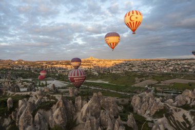 Avanos, Türkiye - 06 Mayıs 2015: Fotoğraf Cappadocia üzerinden balon.