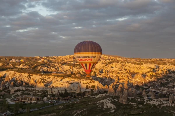 AVANOS, TURKEY மே 06, 2015: கபடோக்கியாவின் மேல் பலூன்களின் புகைப்படம் . — ஸ்டாக் புகைப்படம்