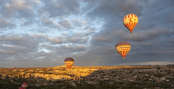Avanos, Turkey - 06 maj 2015: Foto av ballonger över Cappadocia. — Stockfoto