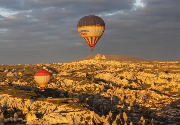 AVANOS, TURQUIE - 06 MAI 2015 : Photo de ballons au-dessus de la Cappadoce . — Photo