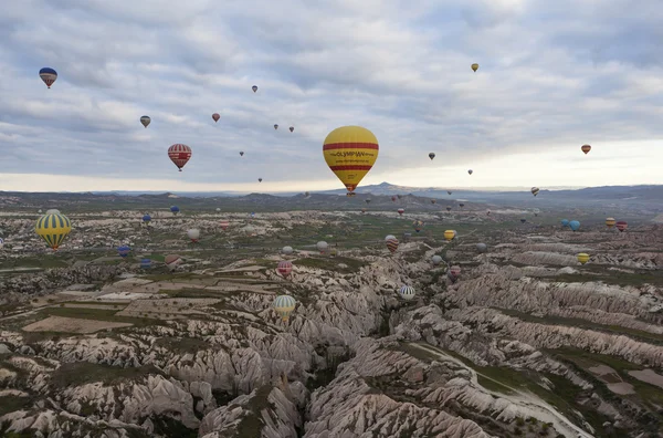 AVANOS, TURKEY மே 06, 2015: கபடோக்கியாவின் மேல் பலூன்களின் புகைப்படம் . — ஸ்டாக் புகைப்படம்