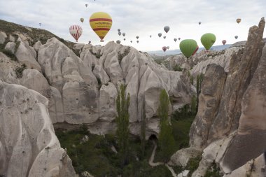 Avanos, Türkiye - 06 Mayıs 2015: Fotoğraf Cappadocia üzerinden balon.