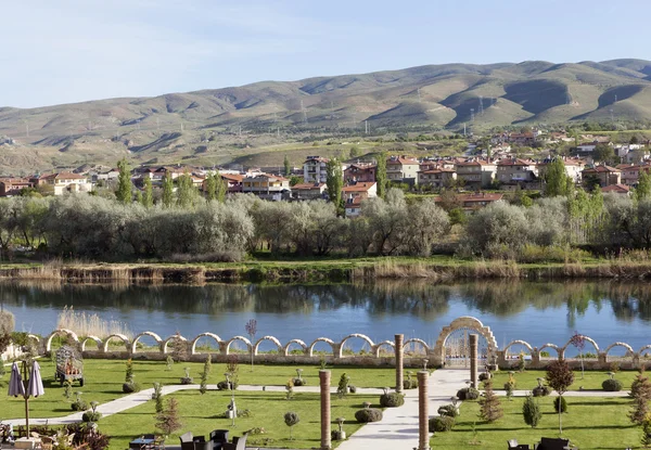 Avanos. Continuer Hotel Suhan Cappadoce montagne et rivière Kizilirmak. Turquie . — Photo