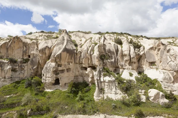 Cappadocia, Turchia. Paesaggio montano con grotte tra le rocce nel Parco Nazionale di Goreme . — Foto Stock