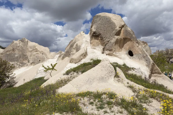 Cappadocia, Turchia. Paesaggio montano con grotte tra le rocce nel Parco Nazionale di Goreme . — Foto Stock