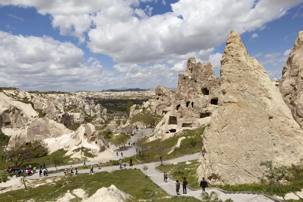 GOREME, TURQUÍA - 06 MAY 2015: Foto de Paisaje con cuevas en las rocas en el Parque de Goreme . — Foto de Stock