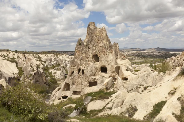 Cappadocia, Turchia. Paesaggio con grotte tra le rocce nel Parco Nazionale di Goreme . — Foto Stock