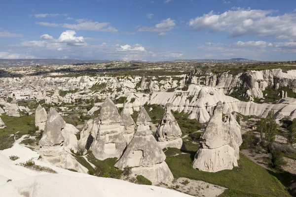 Capadocia, Turquía. Valle de la Paloma con pilares de envejecimiento . — Foto de Stock