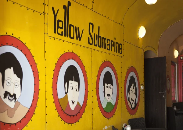 Foto de Yellow Submarine en el pub John Lennon . — Foto de Stock