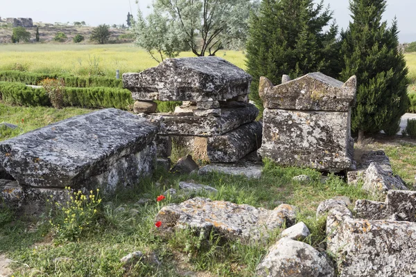 Hierapolis, Turcja. Sarkofagi i krypty w ruinach starożytnego. — Zdjęcie stockowe