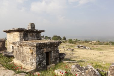 Hierapolis, Türkiye. Lahit ve kriptalarının antik nekropol kalıntıları içinde.
