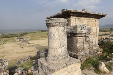 Hierapolis, Türkiye. Lahit ve kriptalarının antik nekropol kalıntıları içinde.