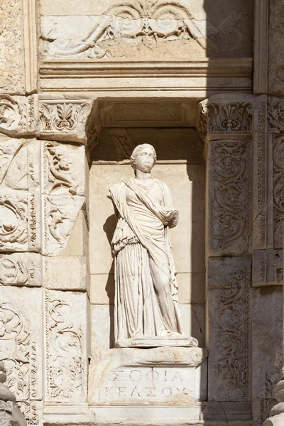 Éfeso, Turquia. A escultura na fachada da Biblioteca de Celso . — Fotografia de Stock