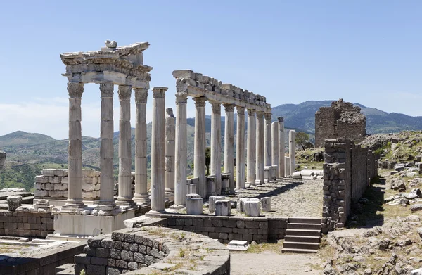 The ruins of the temple of Trajan. Pergamum. Turkey. — Stock Photo, Image