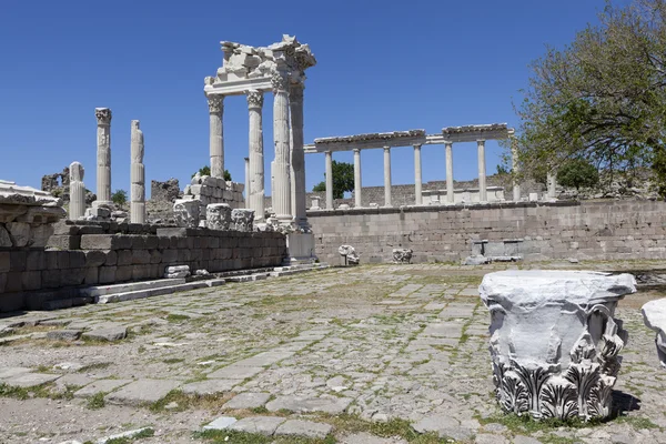 Acrópole de Pérgamo. A Turquia. As ruínas do templo de Trajano . — Fotografia de Stock