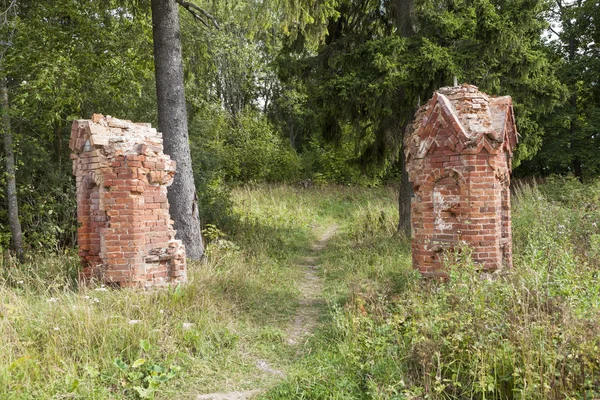 Restos de parque velho dos portões de propriedade Brieskorn. Quinta Mountain Village. Distrito de Volosovsky. Região de Leningrado . — Fotografia de Stock