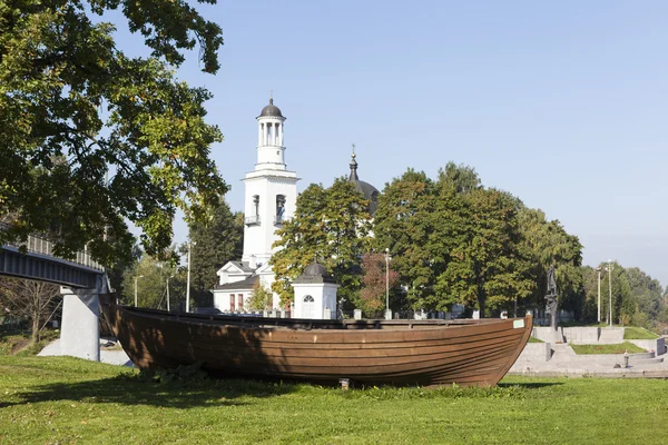 UST-IZHORA, RUSSIA -  SEPTEMBER 13, 2015: Photo of Rook "Slavia" in the background of the church of Alexander Nevsky. — Stock Photo, Image