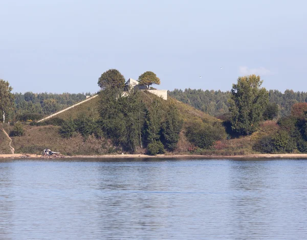 Monumento de altura sin nombre en las orillas del Neva. El pueblo es más grande que el umbral. Distrito de Vsevolozhsk. Región de Leningrado . — Foto de Stock